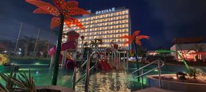 萨尔瓦多德维尔萨尔瓦多高级酒店的大楼前有游泳池的酒店