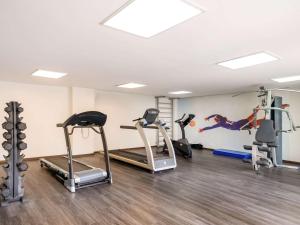 贝伦ibis Styles Belem Nazare的健身房,配有跑步机和健身器材
