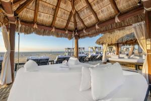 圣何塞德尔卡沃Hilton Vacation Club Cabo Azul Los Cabos的海滩凉亭内的一张床位