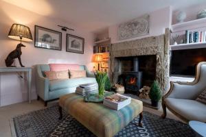 巴斯洛Charming Coates Cottage的带沙发和壁炉的客厅