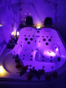 扎沃兹Osada Zawóz的客房内的紫色照明浴缸