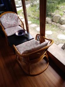高槻市Japanese old house的坐在窗前的椅子