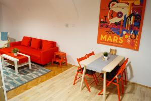 利托梅日采U Koniáše的客厅配有红色的沙发、桌子和椅子