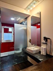 维戈Hotel Maroa Vigo的一间带水槽和镜子的浴室