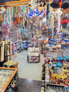 马斯喀特Muttrah Souq and Sea View的商店里装满了各种商品