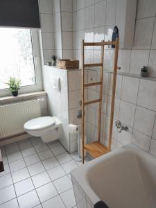 奥伯霍夫NEU - Familienfreundlich - Für bis zu 6 Personen的浴室配有卫生间、盥洗盆和浴缸。
