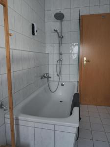 奥伯霍夫NEU - Familienfreundlich - Für bis zu 6 Personen的带浴缸和淋浴的浴室