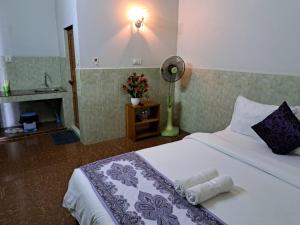 贡布Guesthouse Chamroeun Mongkul的一间卧室配有一张带风扇和水槽的床。
