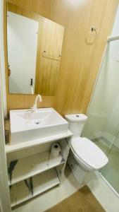 沙佩科LOFT PRÓXIMO AO FORUM的浴室配有白色卫生间和盥洗盆。