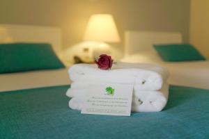 阿加迪尔Agadir Beach Club的床上一叠带玫瑰的毛巾