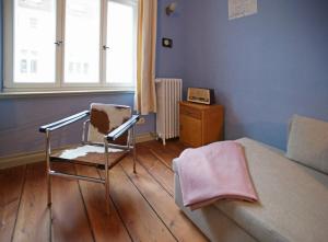 维斯马Historisches Altstadthaus St Georgen - ABC347的一间卧室配有椅子、床和窗户