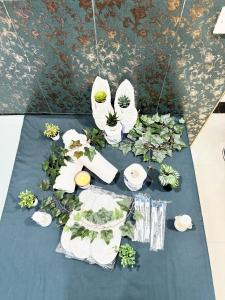 香港International Inn的一张桌子上放有白色餐巾纸和植物