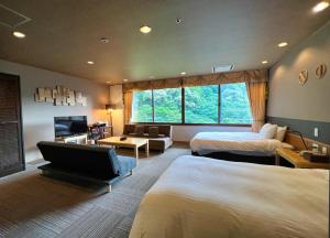 鹿角汤濑酒店的酒店客房设有两张床和电视。