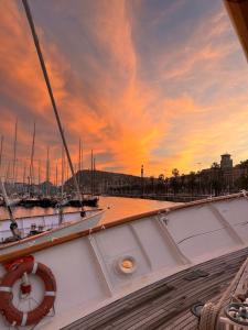 巴塞罗那南十字旅馆的一艘停靠在海港的船,日落