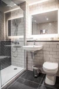 查塔姆Bridgewood Manor Hotel & Spa的浴室配有卫生间、盥洗盆和淋浴。