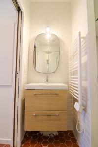 马诺斯克Appartement cosy balcon Hypercentre的一间带水槽和镜子的浴室