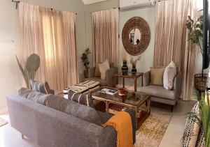 欧丘里欧Jamnick Vacation Rentals - Richmond, St Ann, Jamaica的客厅配有沙发和桌子