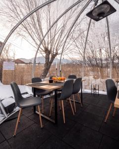 布朗Glamp In Style Pods Resort的帐篷内的用餐室配有桌椅
