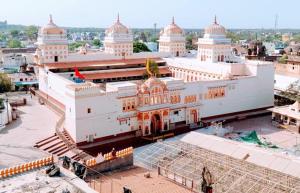 AyodhyaHotel The Ramam的享有白色大建筑的空中景致,设有圆顶