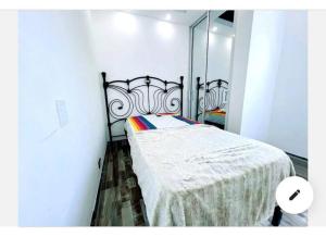 博卡奇卡JC caribe Aparta Hotel #7的一间卧室配有一张床和一面大镜子