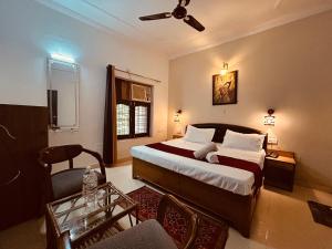 瑞诗凯诗Hotel 4 You - Top Rated and Most Awarded Property In Rishikesh的卧室配有床、椅子和窗户。