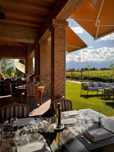 图蓬加托火山Andeluna Winery Lodge的餐厅设有一张桌子,上面放着酒杯