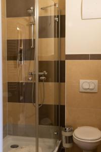 劳森豪森我爱我家酒店的带淋浴和卫生间的浴室