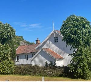 曼达尔Sommerdrøm i sør的白色房子,有红色屋顶