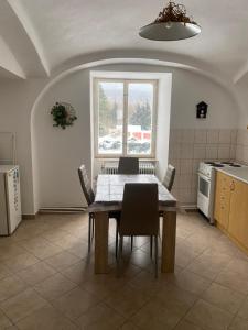 Horní VltavicePenzion Tereza的厨房配有桌椅和窗户。