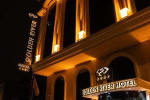ArnavutköyGolden River Hotel By Continent的一座有金色河标志的建筑