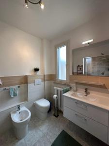 基亚拉瓦莱Affittacamere Il Cortile的浴室设有卫生间、水槽和卫生间。