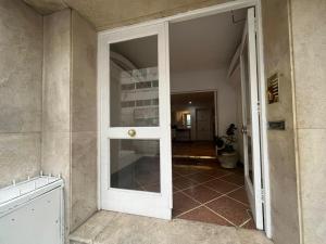 布宜诺斯艾利斯Confortable and Cozy Apartment in Palermo - Cañitas的通往有 ⁇ 的敞开的门
