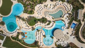 利马索尔City of Dreams Mediterranean - Integrated Resort, Casino & Entertainment的享有度假村游泳池的顶部景致