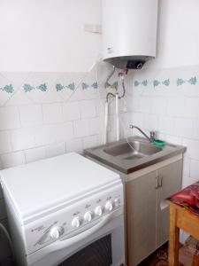 利沃夫Apartments in Lviv的厨房配有白色炉灶和水槽