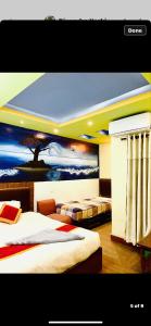 加德满都Global hotel的一间卧室设有两张床,墙上挂着一幅画