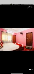 加德满都Global hotel的粉红色的卧室配有床和电视