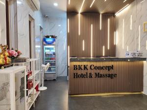 金边BKK Concept Hotel的一间拥有黑色和谐的旅馆和按摩标志的商店