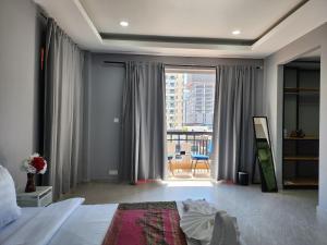 金边BKK Concept Hotel的一间卧室设有一张床和一个大窗户