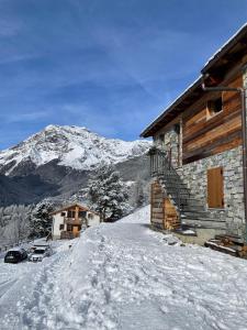 奇萨瓦玛兰科Baita Chalet La Masun beautiful view的雪中的一个小木屋,有山