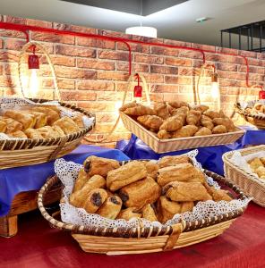 罗列特海岸冲浪马尔酒店的一大堆装满不同种类面包的篮子