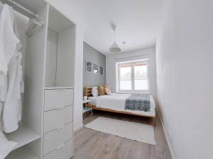 KolgaModern and cosy apartment in Lahemaa national park的白色的卧室设有床和窗户