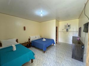 董索Dancalan Beach Resort的酒店客房设有两张床和电视。