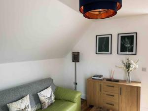 卡博斯特One Bedroom Apartment - Carbost - Skye的客厅配有绿色沙发和桌子