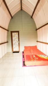 塞姆博伦拉旺Tangga Bungalows的一间设有床铺的房间,位于一个有门的房间