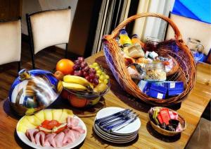 迪马诺卡多林纳Chalets Jasná Collection - Apartments的一张桌子,上面放着一篮水果和盘子