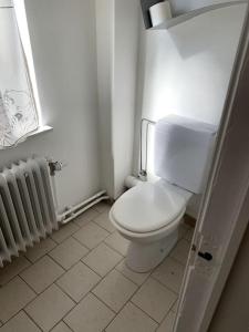 布鲁塞尔Une belle étage à Stockel的浴室配有白色卫生间和散热器