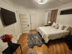 纽瓦克Casa treacy的一间卧室配有一张床和一台平面电视