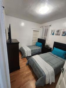 纽瓦克Casa treacy的一间卧室配有两张床和电视。
