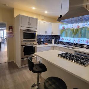 纽瓦克Casa treacy的厨房配有白色橱柜和炉灶烤箱。