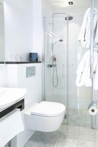 斯塔德大陆南方酒店的白色的浴室设有卫生间和淋浴。